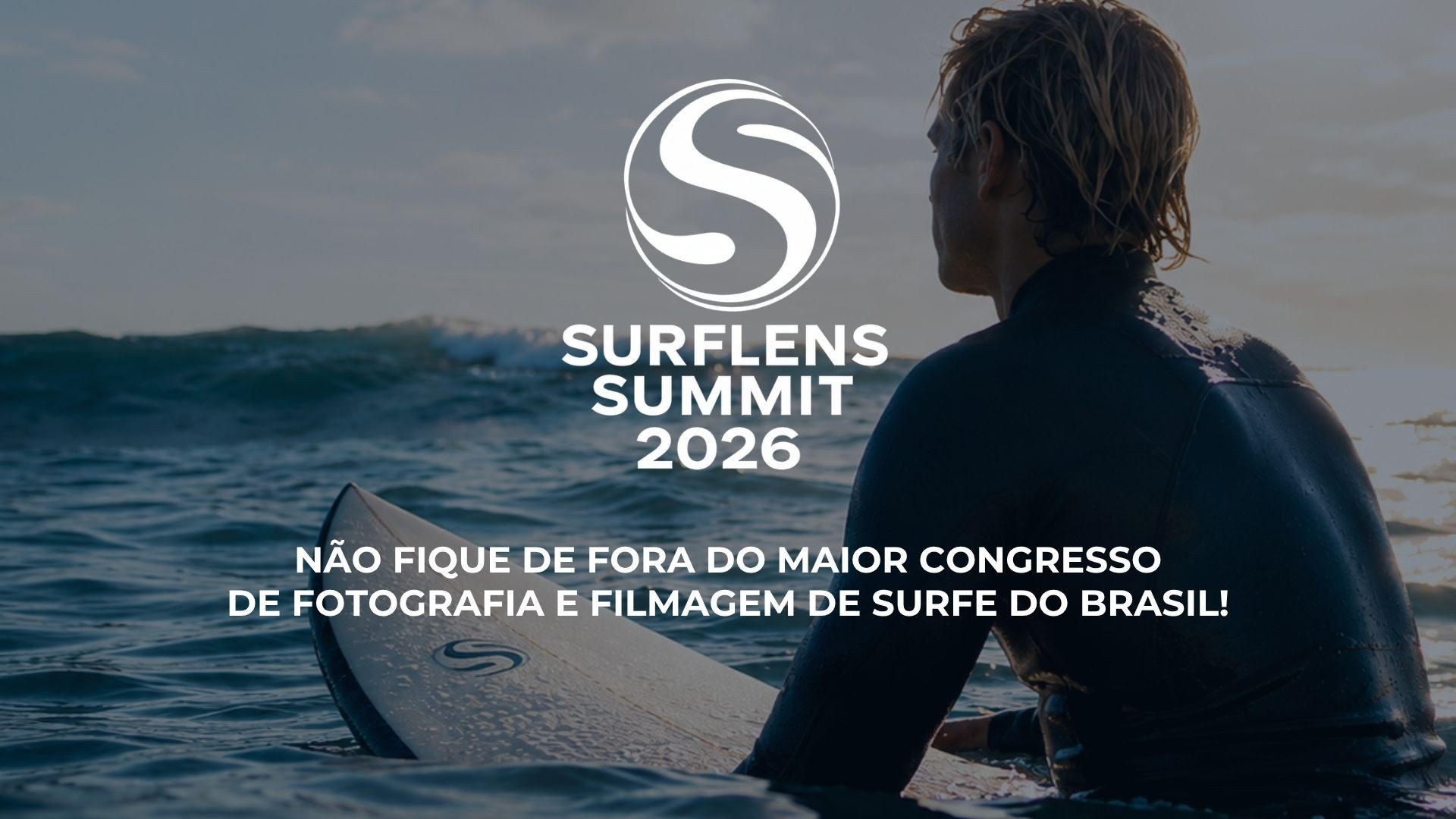 Surfista de costas sentado na prancha olhando o mar, com o logo do Surflens Summit 2026, congresso de fotografia e filmagem de surfe do Brasil